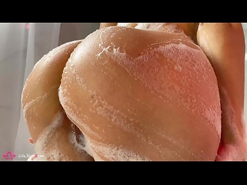❤️ 布鲁内特在淋浴时用振动器自慰阴部达到强烈的高潮 ❤️ Porno vk❤