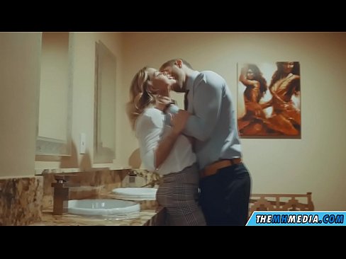 ❤️ 当一个胸大无脑的金发女郎在公共厕所里勾引你时 ❤️ Porno vk❤